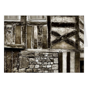 Construcción rústica de madera antigua y piedra