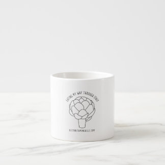 Consumición de mi manera a través de la taza del