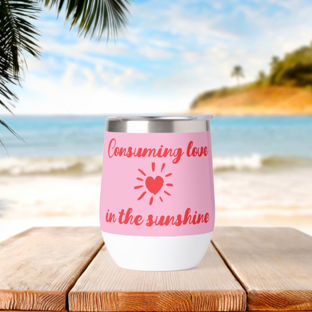 Consumiendo amor en la botella de agua del sol (Playa)