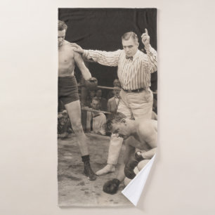 Contador de árbitros sobre boxeador en ringboxing,