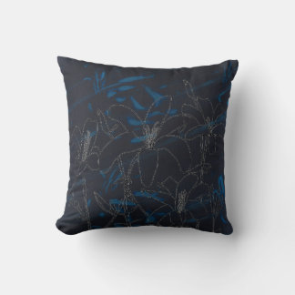 contorno de flores de Lily sobre almohada azul neg