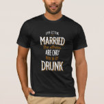 Contraer camiseta casada<br><div class="desc">Haga una declaración divertida con la camiseta de este novio que dice "Me voy a casar, los otros están aquí para emborracharme". (Vector creado por pikisuperstar - www.freepik.com). La camiseta es fácil de personalizar con tu tamaño y estilo. ¿No es exactamente lo que buscas? Todos nuestros productos pueden ser personalizados...</div>