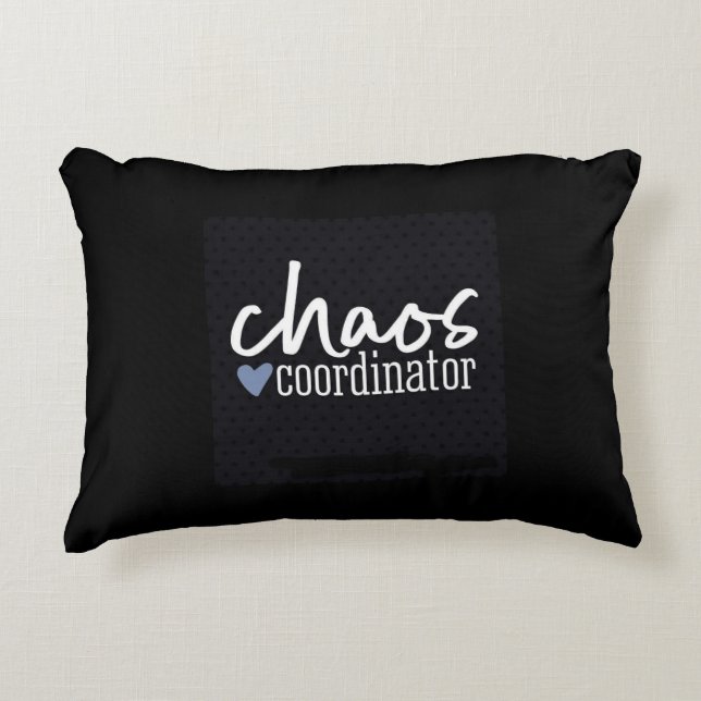 **COORDINADOR DE CAOS** ALMOHADA ADORABLE (Anverso)