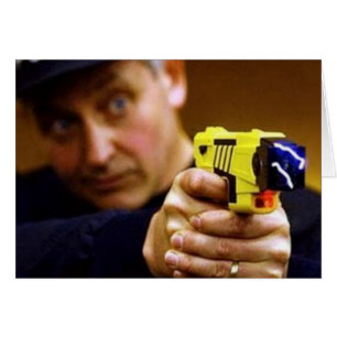 Cop con un arma de goma