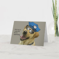 Cop de laboratorio amarillo con tarjeta de cumplea