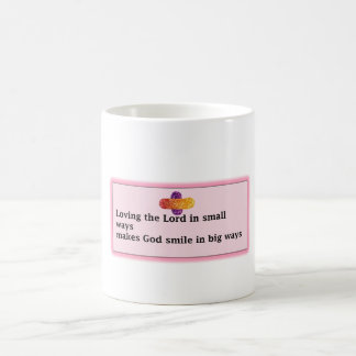 Copa con la cita "Amando al Señor de maneras peque