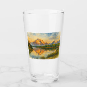Copa de Glass acuático de reflexión de la montaña