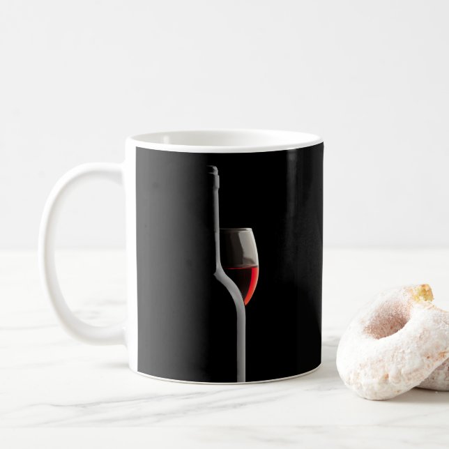 Copa de vino rojo elegante y botella. Fondo negro (Con donut)