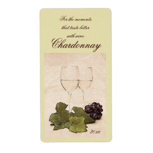 copas de vino blanco con etiqueta de vino de uva