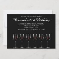 Copas de vino con vino tinto en invitación negra