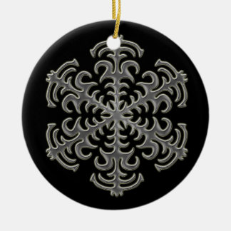 Copo de nieve de plata en el ornamento de cerámica