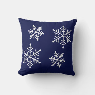 Copos de nieve blancos en el Cojín decorativo azul