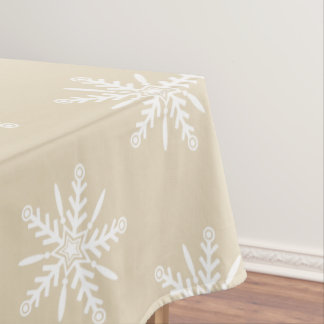 Copos de nieve blancos en mantel beige de Navidad