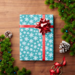 copos de nieve blancos sobre fondo azul Papel de a<br><div class="desc">Captura la esencia del invierno con nuestro impresionante papel de envoltura adornado con delicados copos de nieve blancos. Acepte la magia de la temporada en cada regalo que envuelva.</div>