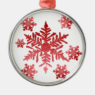 Copos de nieve en ornamento rojo