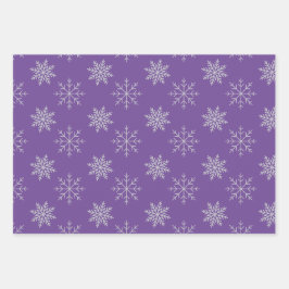 Copos de nieve sobre papel de envolver morado