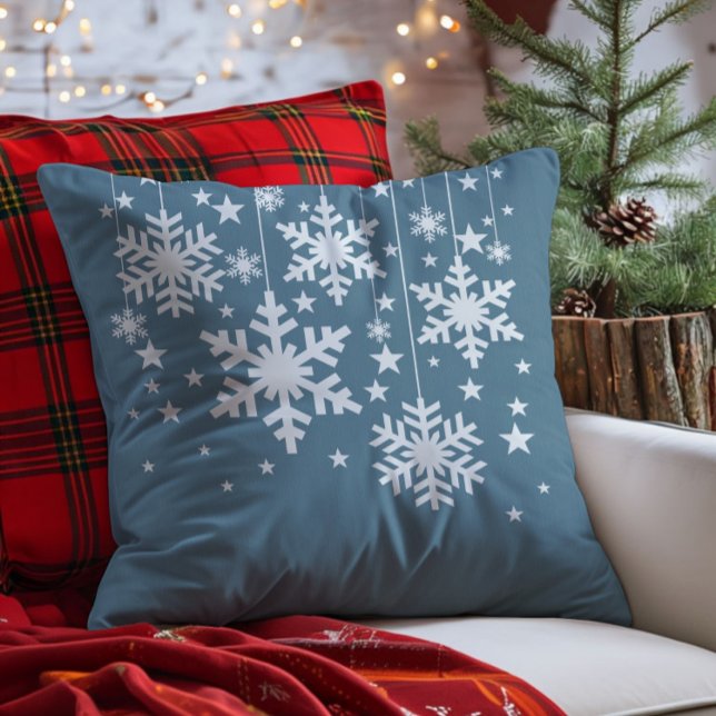 Copos de nieve y almohada de estrellas, azul (Blue Snowflakes and Stars Christmas Throw Pillow)