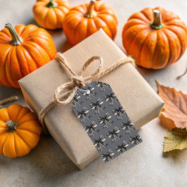 Coqueta negra se inclina sobre etiquetas de regalo