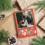 Coral Red Retro Groovy Feliz Navidad<br><div class="desc">Tarjeta fotográfica de Navidad inspirada en Groovy retro de los años 60 en rojo coral impresa con tu foto dentro de un marco con esquinas redondeadas y un divertido tipo de letra retro.</div>
