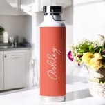 Coral Rojo Texto manuscrito Elegante Botella de Ag<br><div class="desc">Botella de agua Red Coral Elegant con opción de añadir nombre con hermoso texto de caligrafía. Más productos con este diseño están en la colección de abajo.</div>