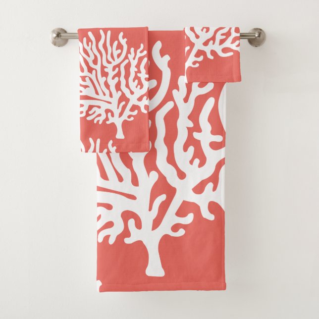 Corales y corales rosados en la costa moderna (In situ)