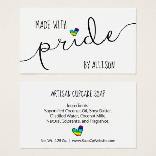 Corazón arcoiris hecho con etiqueta de regalo LGBT