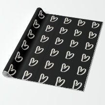 Corazón blanco sobre papel de envoltura negro