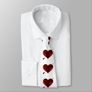 Corazón con corbata de flecha dorada