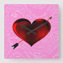 Corazón con flecha sobre reloj de escarcha rosada