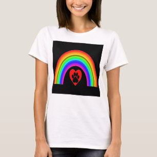 Corazón de camisetas con pata bajo arcoiris