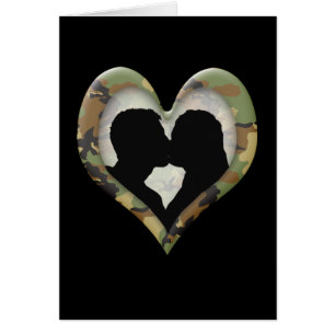 Corazón de camuflaje con pareja de besos