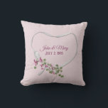 Corazón de cinta floral con Cojín decorativo de fe<br><div class="desc">Flores rosas con ramo de hiedra verde sobre el corazón de la cinta de satén blanca sobre un fondo suave de textura rosa. Se puede usar para regalo de aniversario o boda.</div>