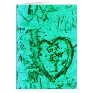 Corazón de grafiti en el tronco de un árbol Aqua