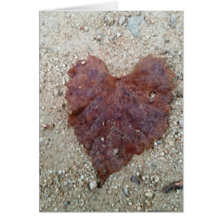 Corazón de hoja marrón