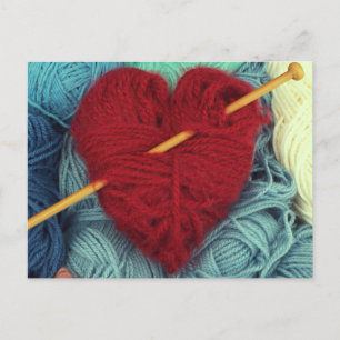 Corazón de lana roja con aguja de punto postal