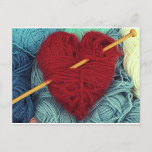 Corazón de lana roja con aguja de punto postal