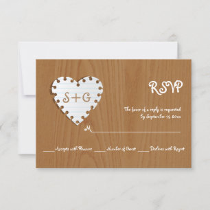 Corazón de papel en madera con boda monograma RSVP