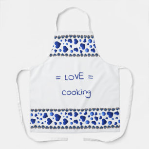 Corazón de purpurina azul en delantal blanco