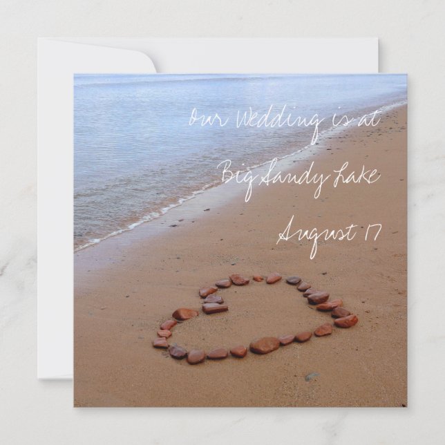 Corazón de rocas rojas en la playa de arena (Anverso)