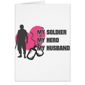 Corazón del rosa del soldado del marido