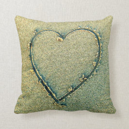 Corazón dibujado en almohada de la arena