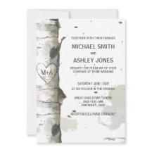 Corazón en árbol con invitaciones de boda iniciale