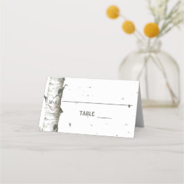 Corazón en árbol con las iniciales tarjetas de pla