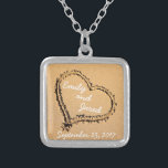 Corazón en collar de encargo de la fecha de la<br><div class="desc">Este collar lindo ofrece una imagen de un corazón dibujado en la arena con el nombre de los pares felices en él. Personalícelo con sus nombres o los nombres de los pares que usted lo está comprando para. Por debajo el corazón es donde usted puede poner la fecha de la...</div>