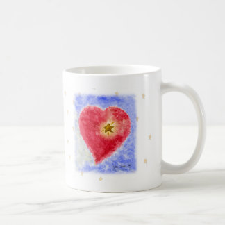 Corazón en la taza blanca
