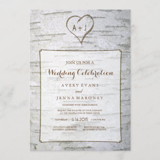 Corazón esculpido en la invitación a la boda del á
