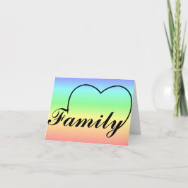 Corazón familiar en una tarjeta de nota arco iris