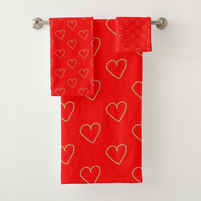 Corazón formó corazones sobre rojo (In situ)