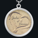Corazón personalizado en el collar de arena<br><div class="desc">Corazón en el collar de arena,  con el nombre de la novia y el novio. ¡Un gran regalo para cualquiera que tenga una boda en la playa,  o para recién casados! ¡También hace un collar de novia y novio divertido!</div>