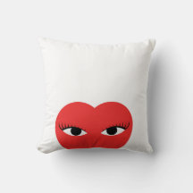 Corazón rojo con ojos en Cojín decorativo blanco